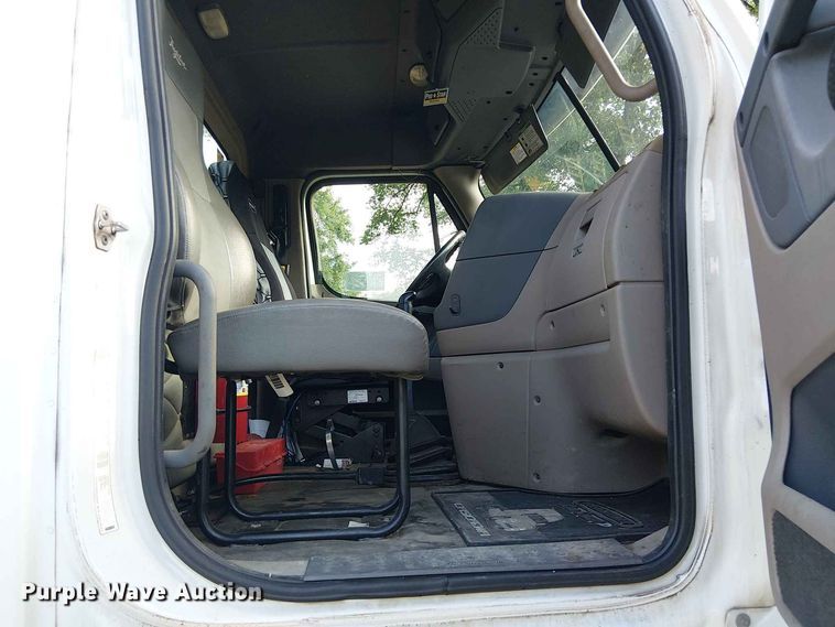 image for item EE1643 2012 Freightliner Cascadia semi truck