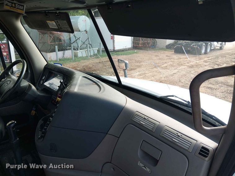 image for item EE1643 2012 Freightliner Cascadia semi truck