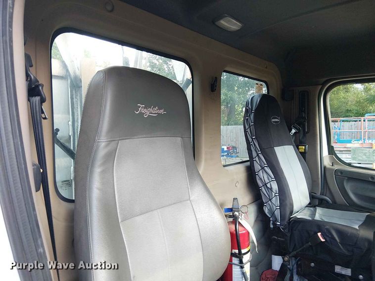 image for item EE1643 2012 Freightliner Cascadia semi truck