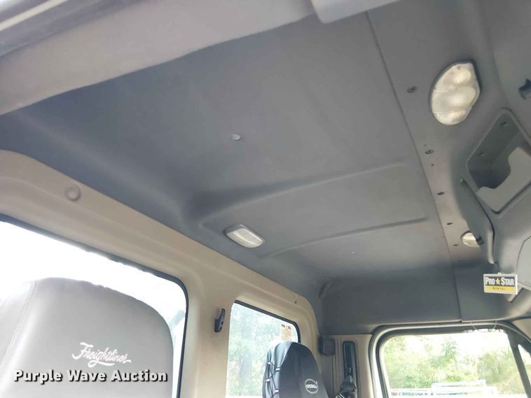 image for item EE1643 2012 Freightliner Cascadia semi truck