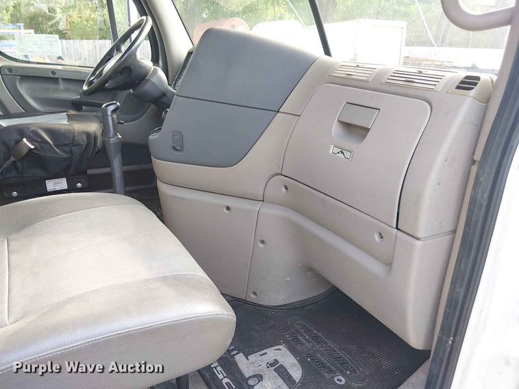 image for item EE1643 2012 Freightliner Cascadia semi truck