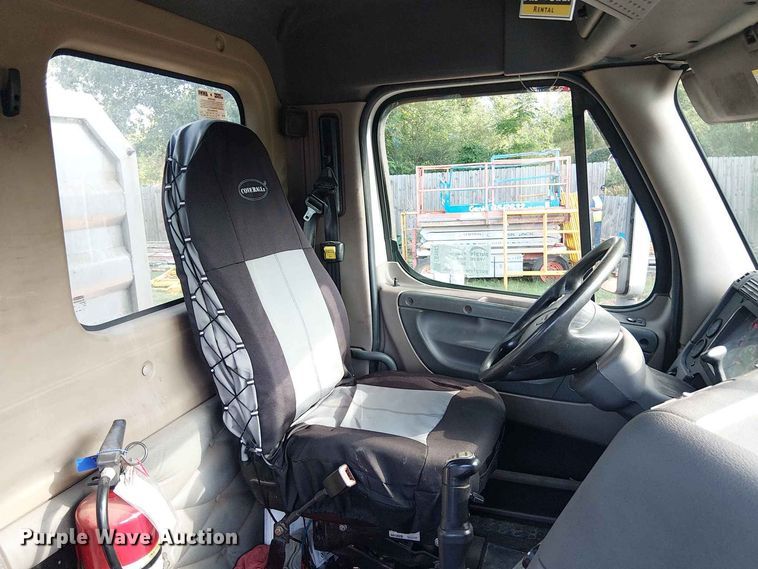 image for item EE1643 2012 Freightliner Cascadia semi truck