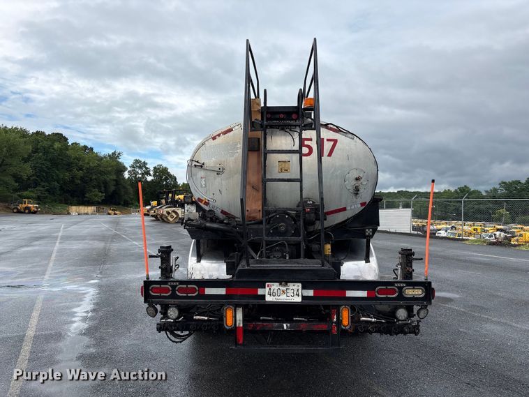 image for item EF1252 1997 Peterbilt 378 oil distributor truck