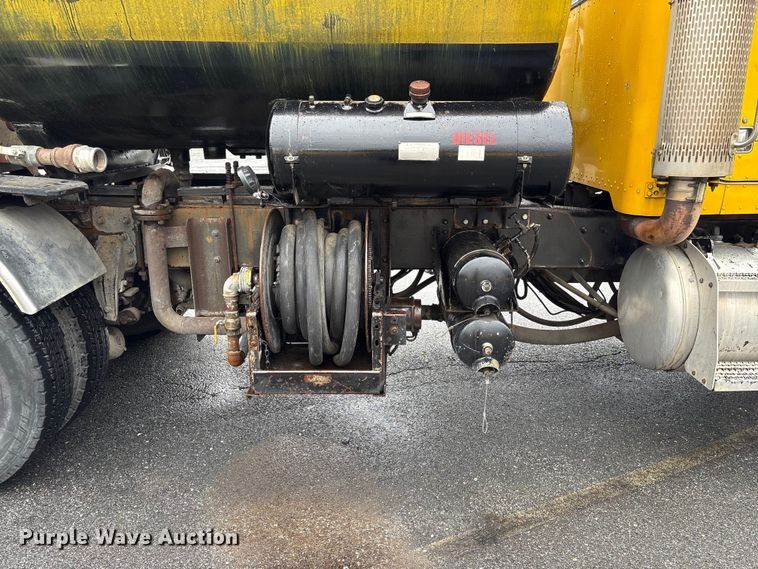 image for item EF1252 1997 Peterbilt 378 oil distributor truck