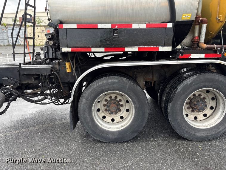 image for item EF1252 1997 Peterbilt 378 oil distributor truck