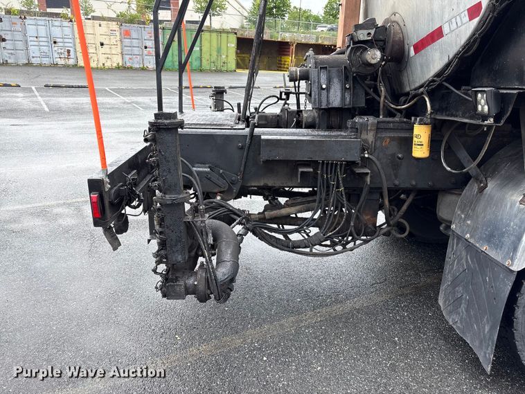 image for item EF1252 1997 Peterbilt 378 oil distributor truck