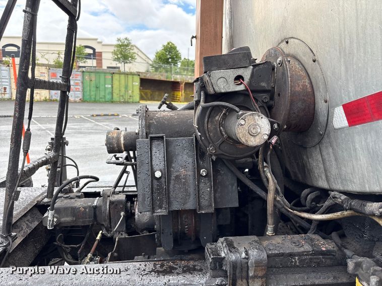 image for item EF1252 1997 Peterbilt 378 oil distributor truck