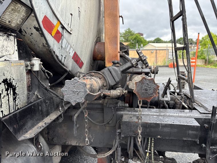 image for item EF1252 1997 Peterbilt 378 oil distributor truck