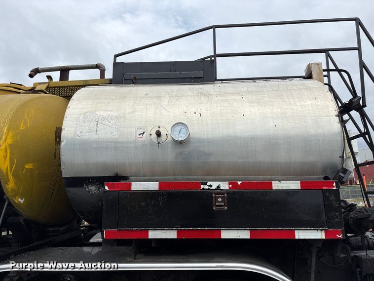 image for item EF1252 1997 Peterbilt 378 oil distributor truck