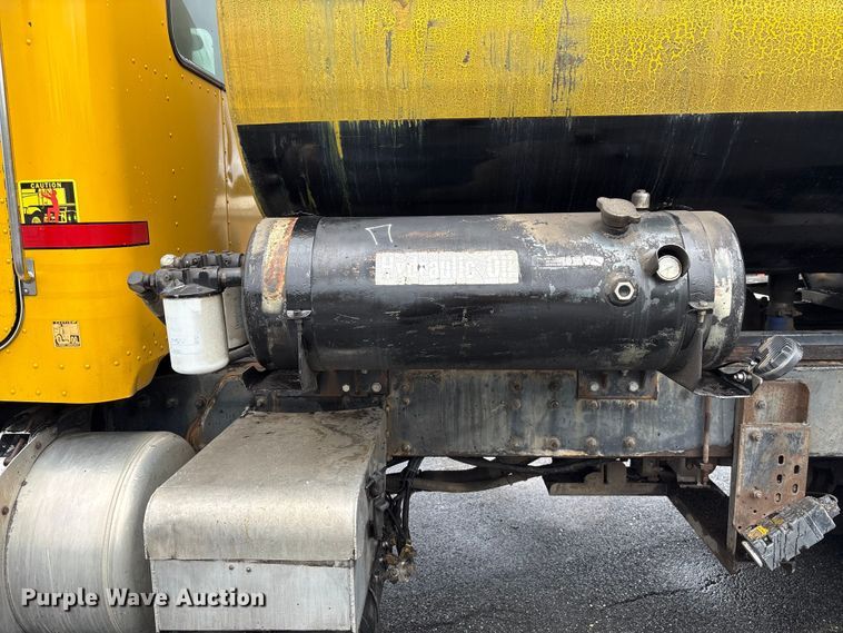image for item EF1252 1997 Peterbilt 378 oil distributor truck