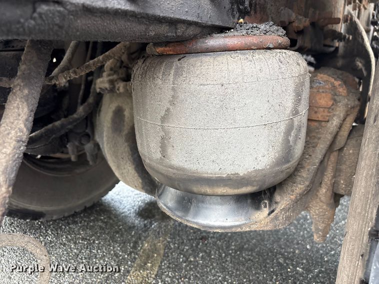 image for item EF1252 1997 Peterbilt 378 oil distributor truck