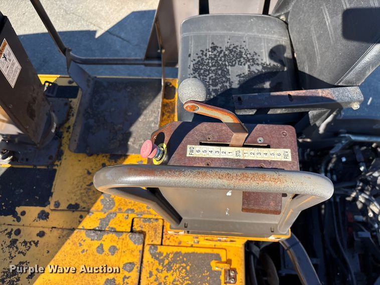 image for item EF1255 2011 Volvo PF6170 paver