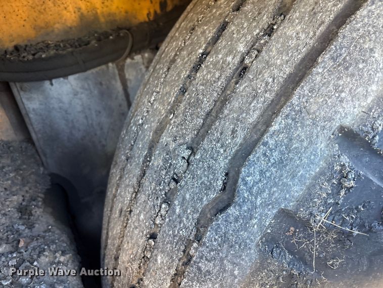 image for item EF1255 2011 Volvo PF6170 paver