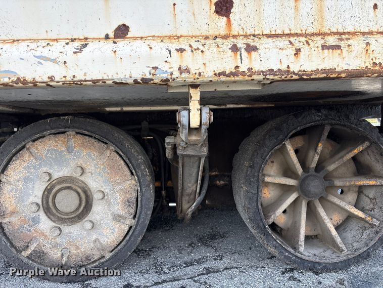 image for item EF1257 2011 Volvo PF2181 paver