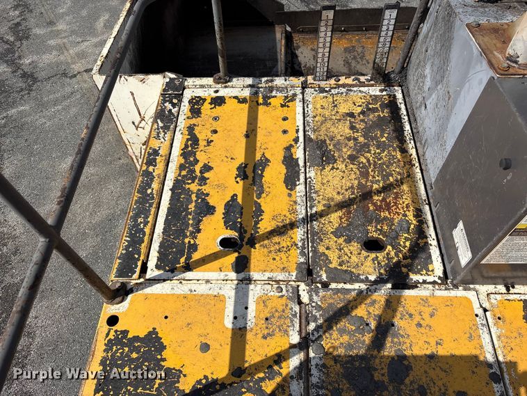 image for item EF1257 2011 Volvo PF2181 paver