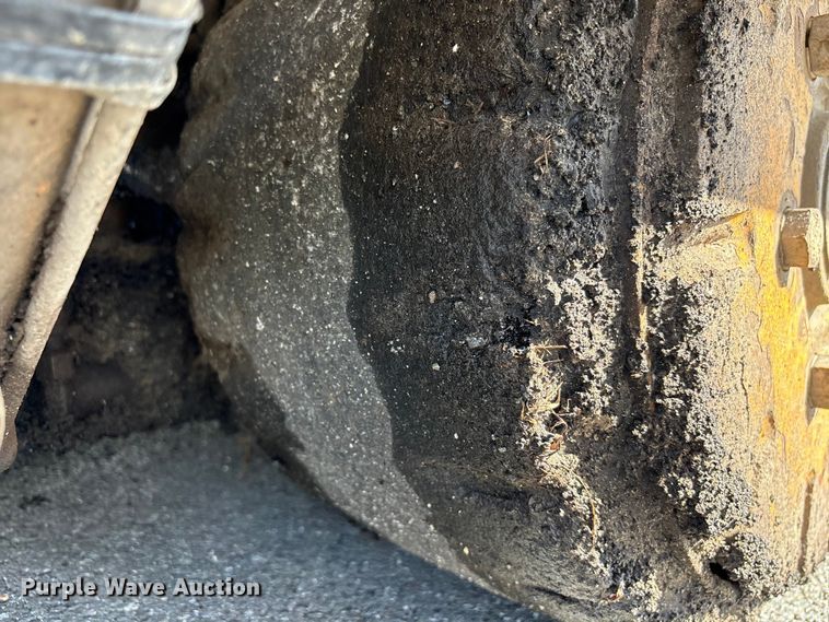 image for item EF1257 2011 Volvo PF2181 paver