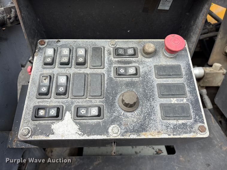 image for item EF1258 2014 Volvo PF2181 paver