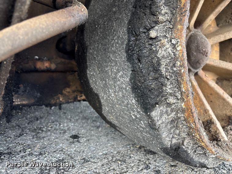image for item EF1258 2014 Volvo PF2181 paver
