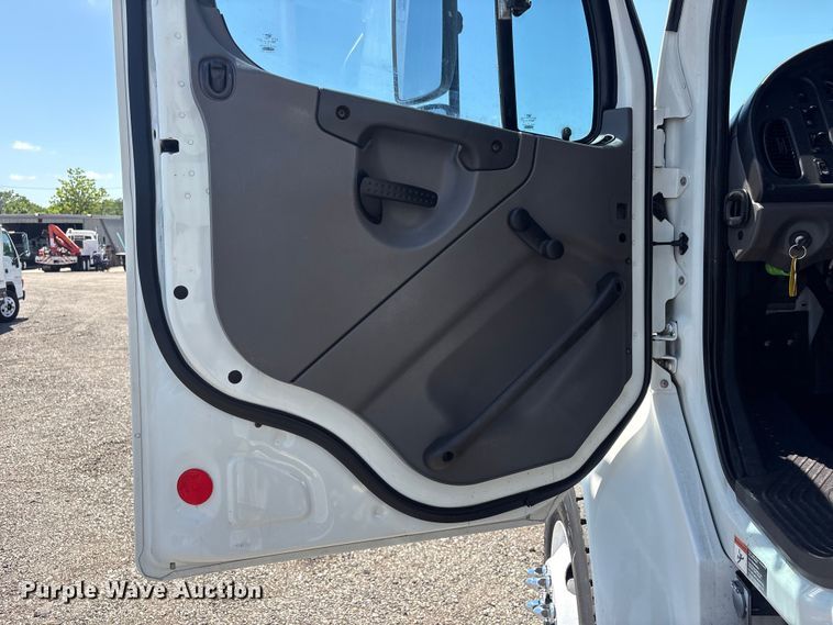 image for item EG9210 2012 Freightliner Business Class M2 utility / service truck