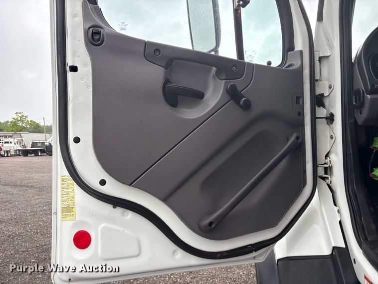 image for item EG9213 2014 Freightliner 114SD dump truck