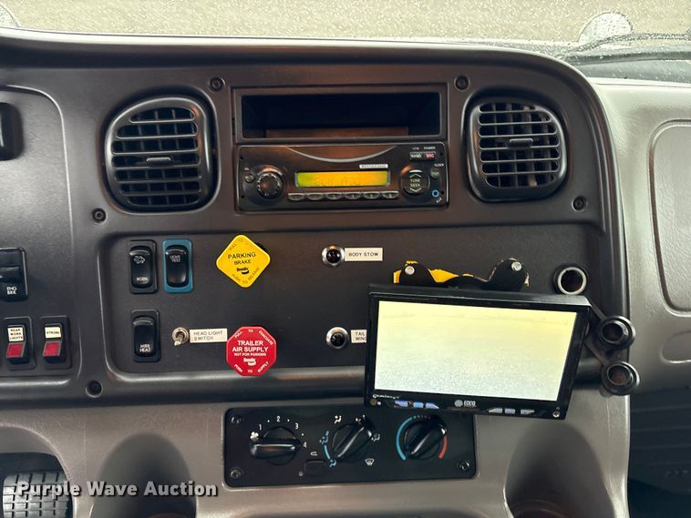 image for item EG9213 2014 Freightliner 114SD dump truck
