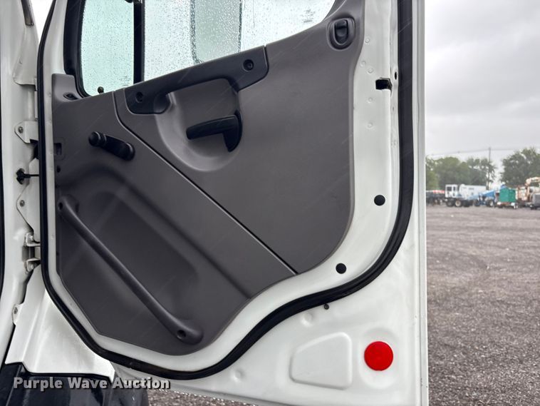 image for item EG9213 2014 Freightliner 114SD dump truck