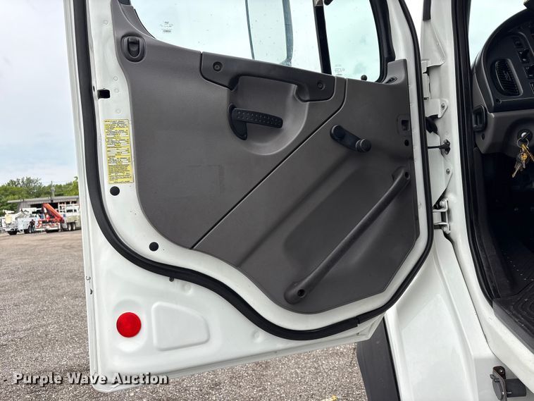 image for item EG9217 2012 Freightliner Business Class M2 Crew Cab utility / service truck