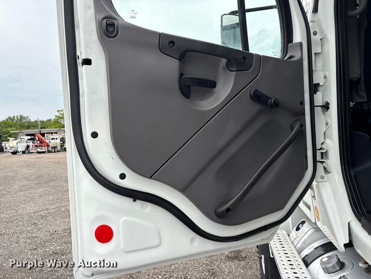 image for item EG9217 2012 Freightliner Business Class M2 Crew Cab utility / service truck
