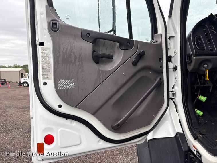 image for item EG9218 2014 Freightliner 108SD Crew Cab utility / service truck