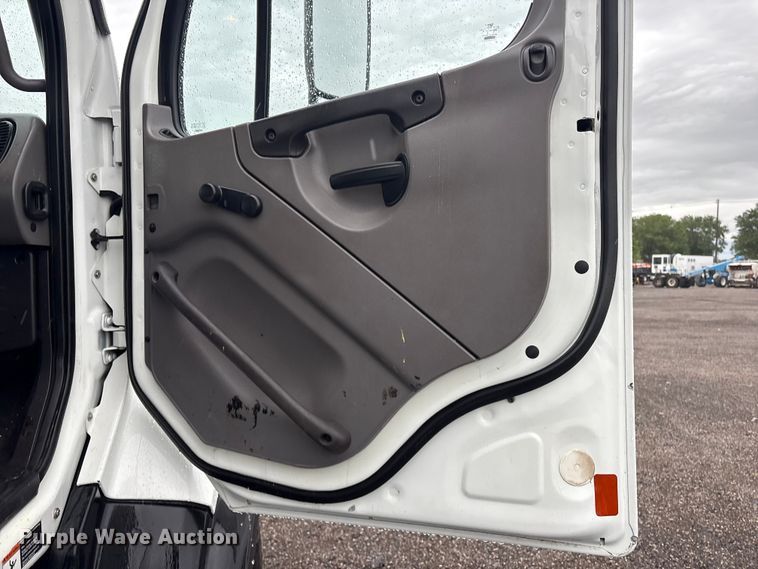 image for item EG9218 2014 Freightliner 108SD Crew Cab utility / service truck
