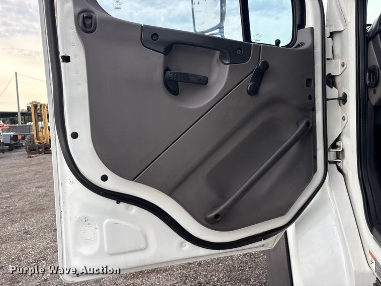 image for item EG9221 2012 Freightliner Business Class M2 grapple truck