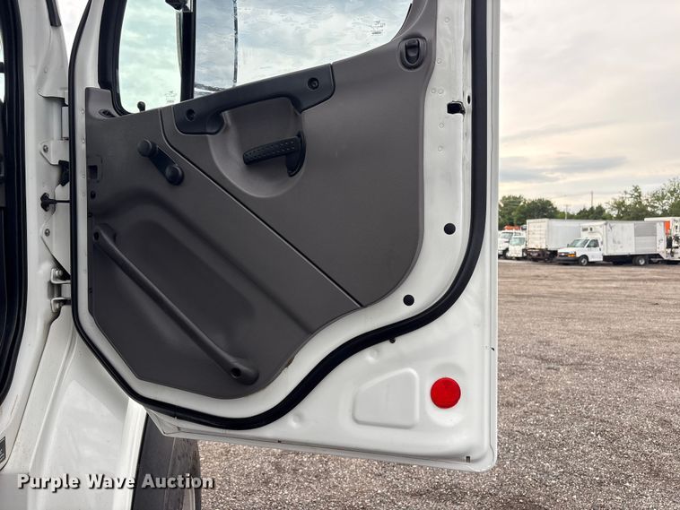 image for item EG9221 2012 Freightliner Business Class M2 grapple truck