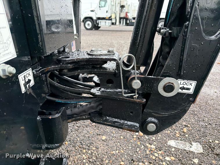 image for item EG9238 2018 Yanmar SA24 MFWD tractor