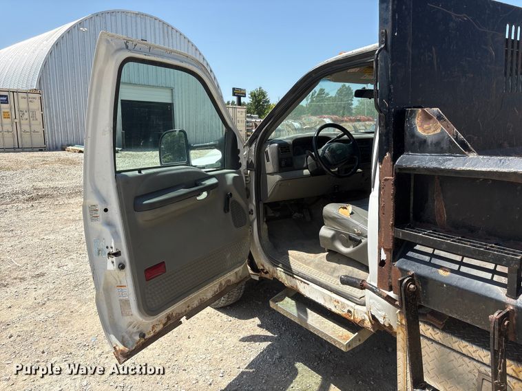image for item EI5942 2002 Ford F550 dump truck