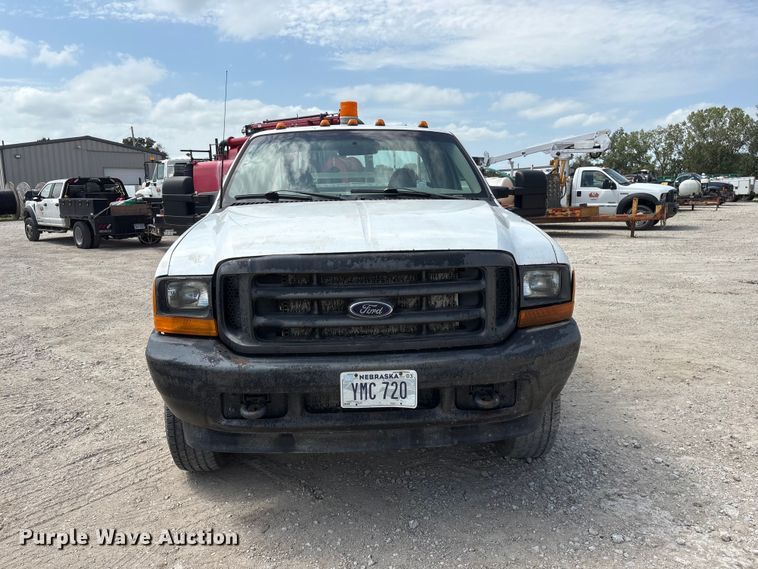 image for item EI5946 2001 Ford F350 Super Duty Ext. Cab utility bed pickup truck
