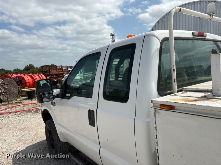 image for item EI5946 2001 Ford F350 Super Duty Ext. Cab utility bed pickup truck