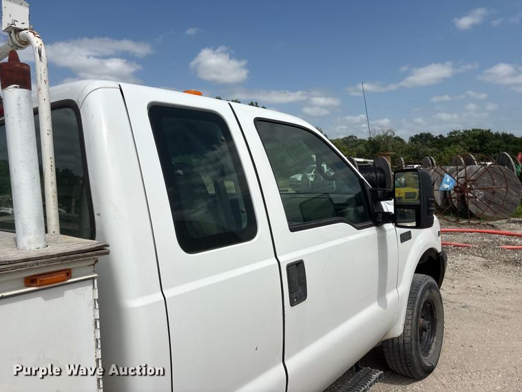 image for item EI5946 2001 Ford F350 Super Duty Ext. Cab utility bed pickup truck