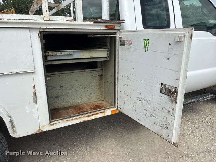 image for item EI5946 2001 Ford F350 Super Duty Ext. Cab utility bed pickup truck