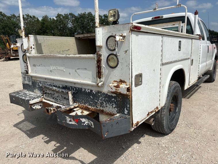 image for item EI5946 2001 Ford F350 Super Duty Ext. Cab utility bed pickup truck