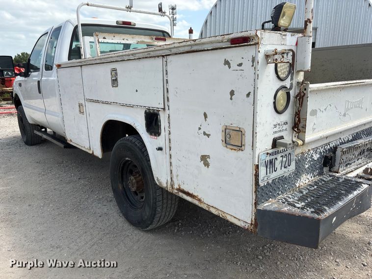 image for item EI5946 2001 Ford F350 Super Duty Ext. Cab utility bed pickup truck