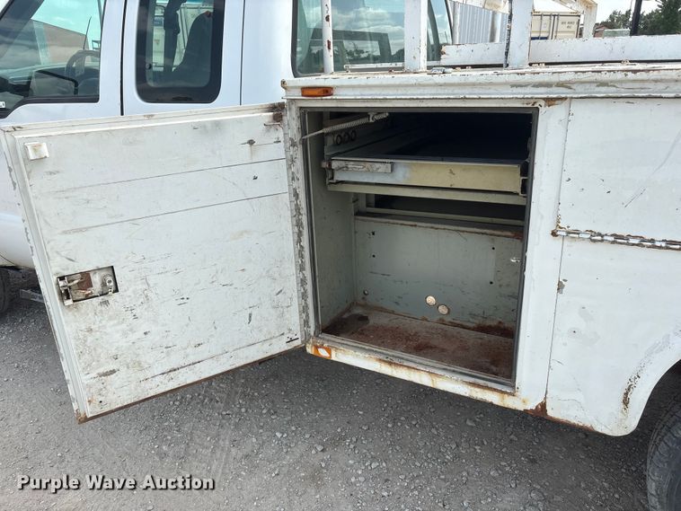 image for item EI5946 2001 Ford F350 Super Duty Ext. Cab utility bed pickup truck