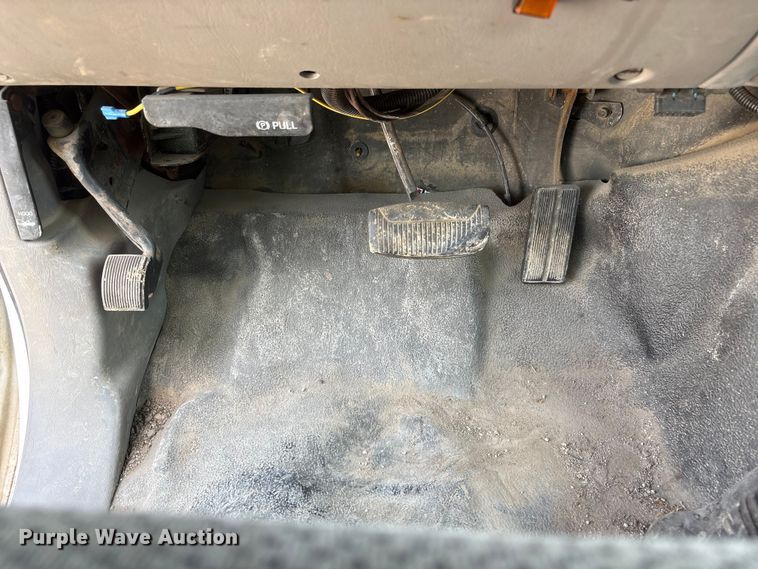 image for item EI5946 2001 Ford F350 Super Duty Ext. Cab utility bed pickup truck