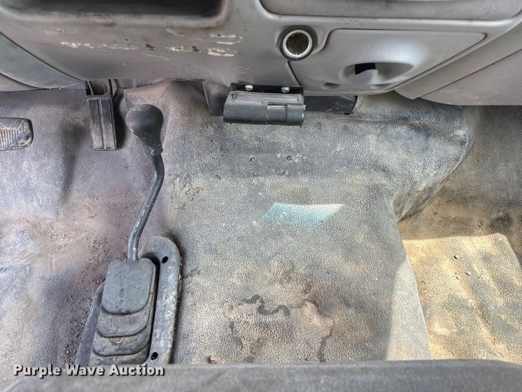 image for item EI5946 2001 Ford F350 Super Duty Ext. Cab utility bed pickup truck