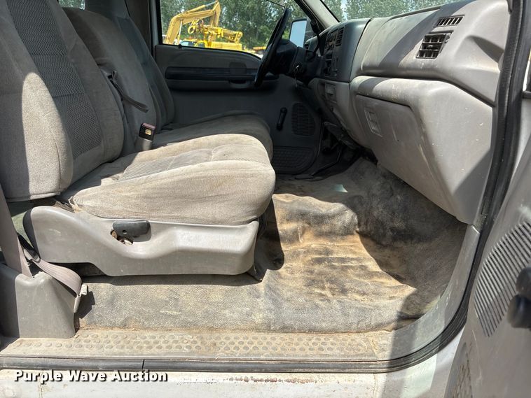image for item EI5946 2001 Ford F350 Super Duty Ext. Cab utility bed pickup truck