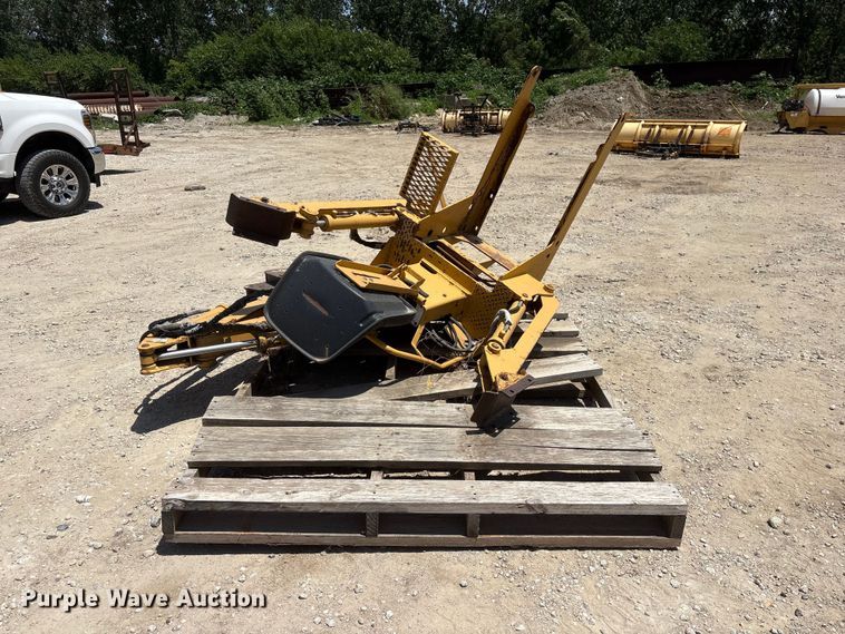 image for item EI5948 Vermeer B500 backhoe attachment