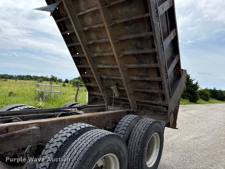 image for item EN0329 2005 Peterbilt 357 dump truck
