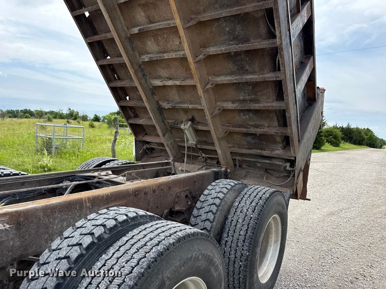 image for item EN0329 2005 Peterbilt 357 dump truck