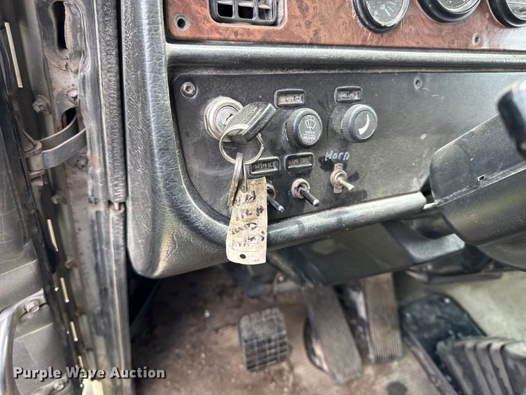 image for item EN0329 2005 Peterbilt 357 dump truck
