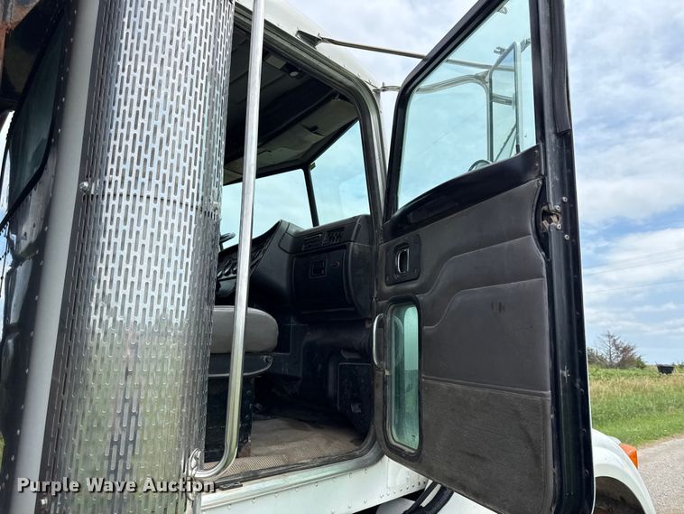 image for item EN0329 2005 Peterbilt 357 dump truck