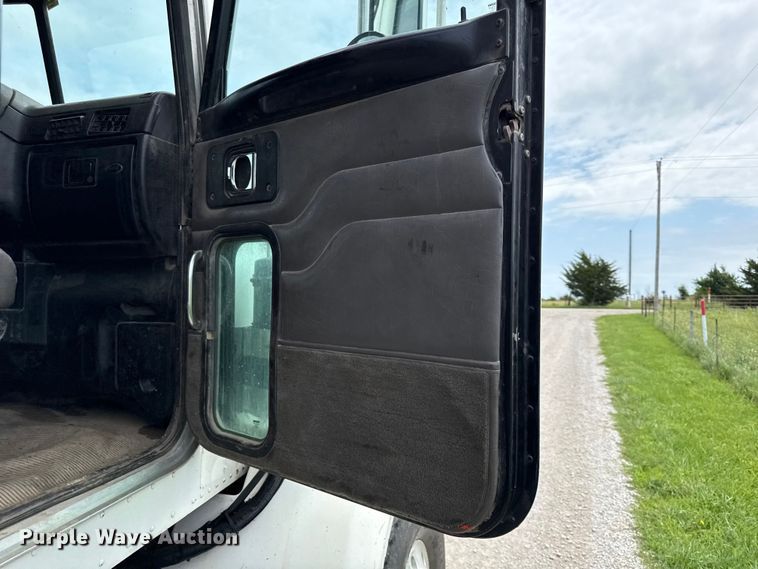image for item EN0329 2005 Peterbilt 357 dump truck